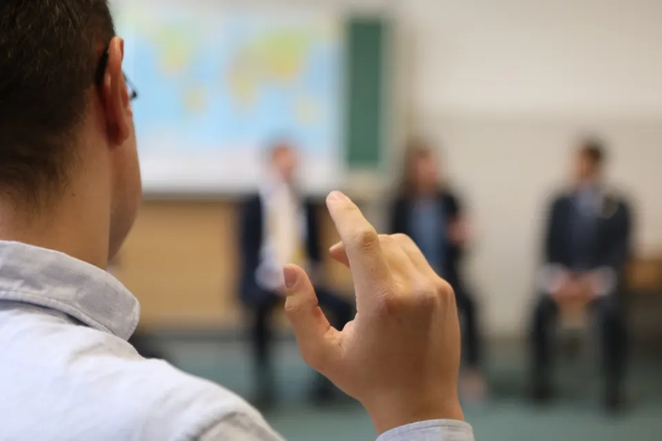 Un participant prend la parole pendant une réunion de travail