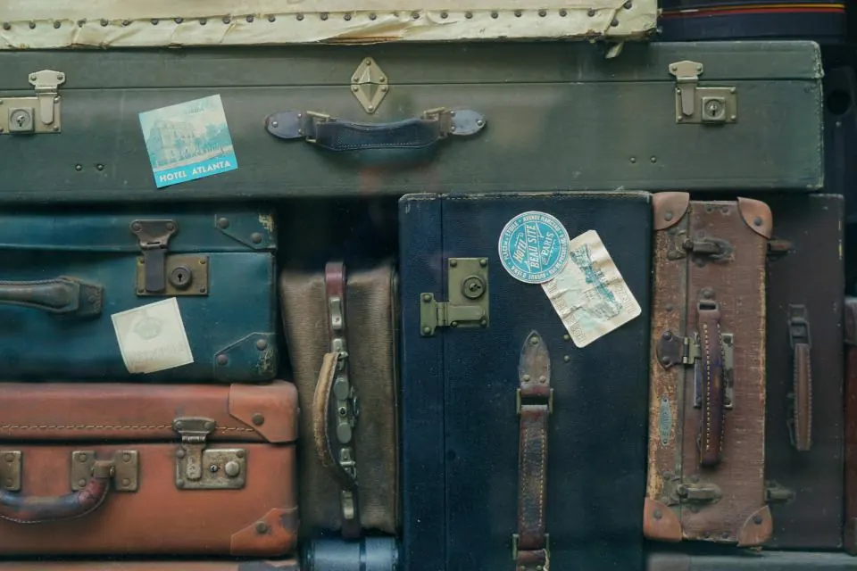Des valises anciennes empilées
